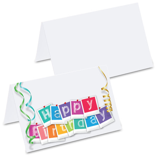 tischkarte "happy photo", luftschlangen und polaroids mit aufschrift "happy birthday" auf vorderseite, rückseite weiß