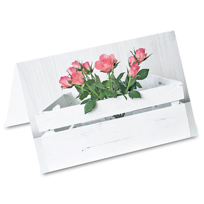 tischkarte "blumenkiste rosen", rosenstrauß in weißer holzkiste auf vorderseite.
