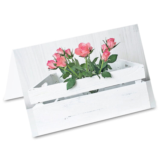 tischkarte "blumenkiste rosen", rosenstrauß in weißer holzkiste auf vorderseite.