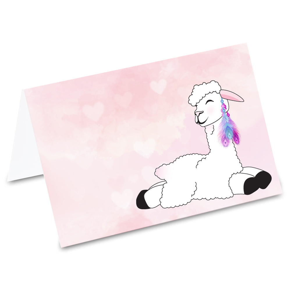 tischkarte "alpaka relax", comic alpaka mit federn vor rosa hintergrund auf vorderseite
