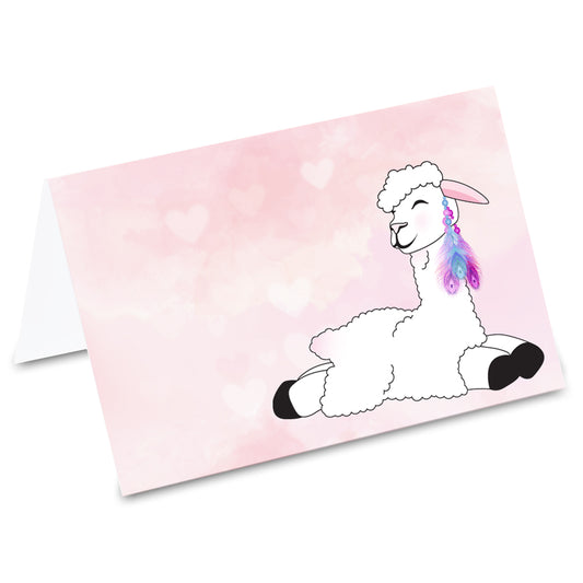 tischkarte "alpaka relax", comic alpaka mit federn vor rosa hintergrund auf vorderseite