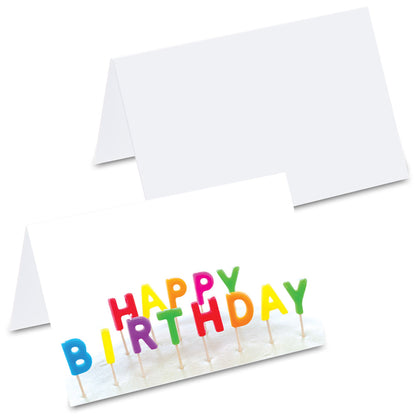 tischkarte "happy birthday", bunte kleine buchstabenkerzen die schriftzug happy birthday zeigen auf vorderseite, rückseite weiß 