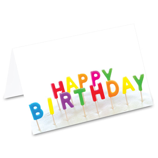 tischkarte "happy birthday", bunte kleine buchstabenkerzen die schriftzug happy birthday zeigen auf vorderseite