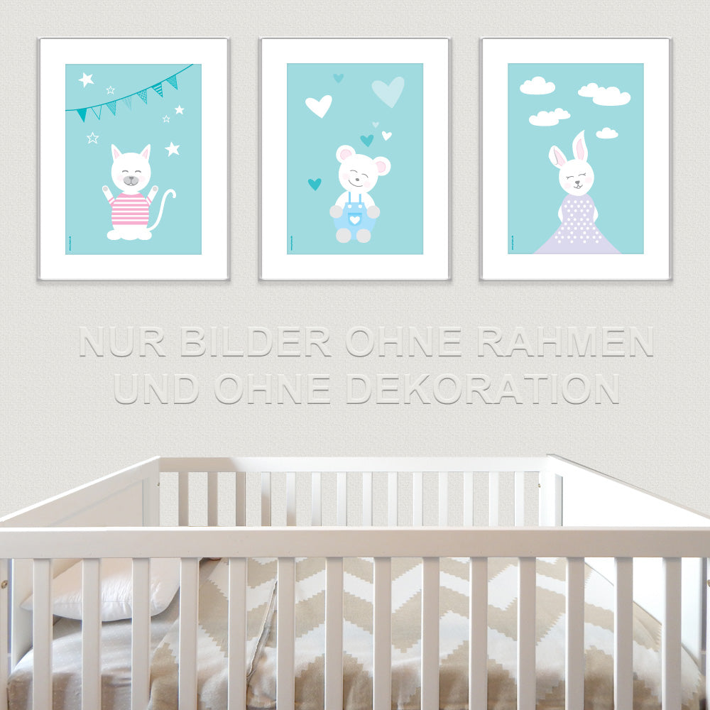 posterset "tier harmonie türkis" 3 verschiedene tiermotive auf türkisfarbenem hintergrund (katze, teddy, hase), in kinderzimmer auf grauer tapete