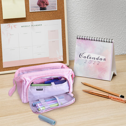 mäppchen, schlampermäppchen mit inhalt (inhalt nicht im lieferumfang enthalten) auf schreibtisch