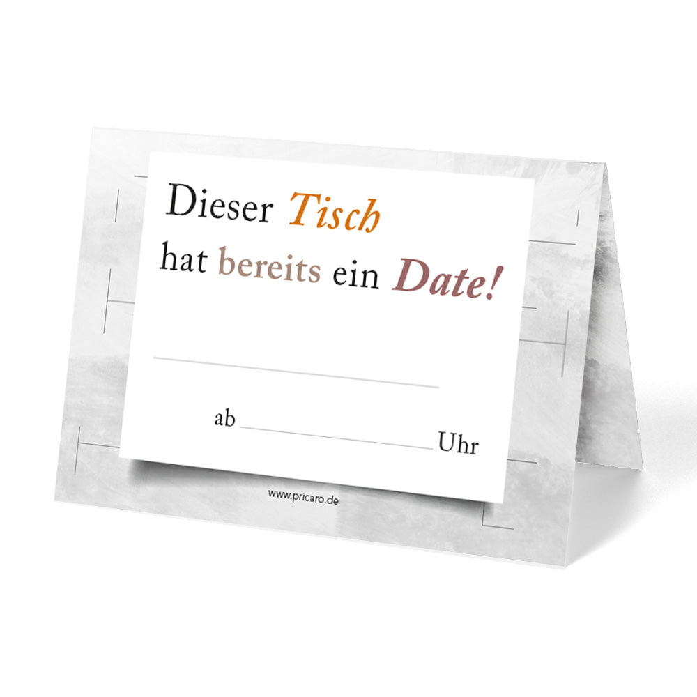 tischreservierungskarten "date", grau-beige optik mit der aufschrift "dieser tisch hat bereits ein date" und platzhalter für name und uhrzeit, ansicht vorderseite (druck vorder- und rückseite gleich)