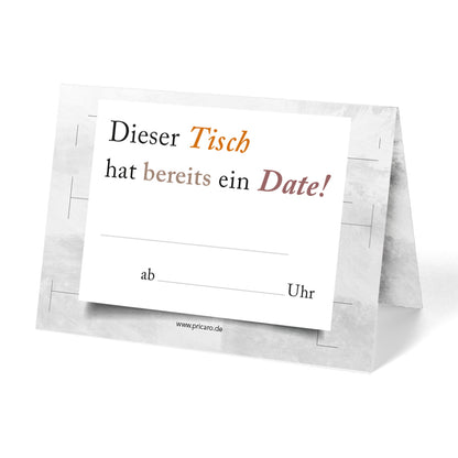 tischreservierungskarten "date", grau-beige optik mit der aufschrift "dieser tisch hat bereits ein date" und platzhalter für name und uhrzeit, ansicht vorderseite (druck vorder- und rückseite gleich)